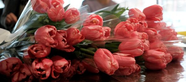 Las flores se venden para la fiesta del 8 de marzo en Rusia - Sputnik Mundo
