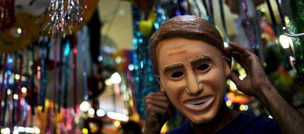 La máscara en forma de cara del presidente de Brasil Jair Bolsonaro - Sputnik Mundo