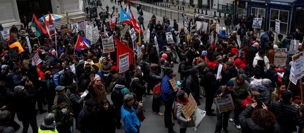 La gente protesta contra la política exterior de Estados Unidos en Venezuela ante la Bolsa de Valores de Nueva York - Sputnik Mundo