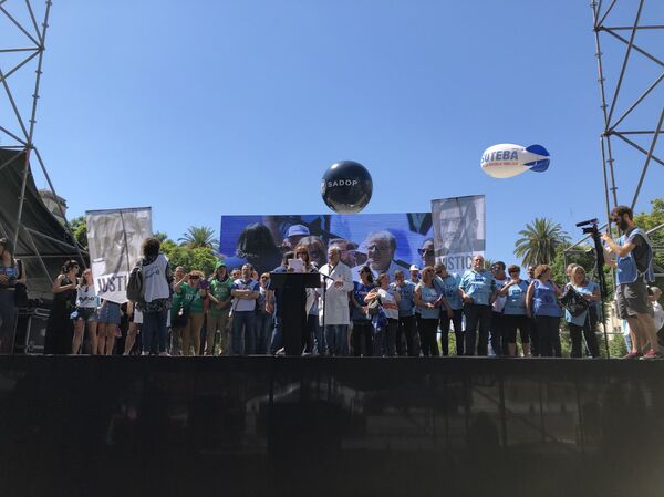 Protesta docente en la Avenida de Mayo de Buenos Aires, en reclamo de mejoras salariales Protesta docente en la Avenida de Mayo de Buenos Aires, en reclamo de mejoras salariales - Sputnik Mundo