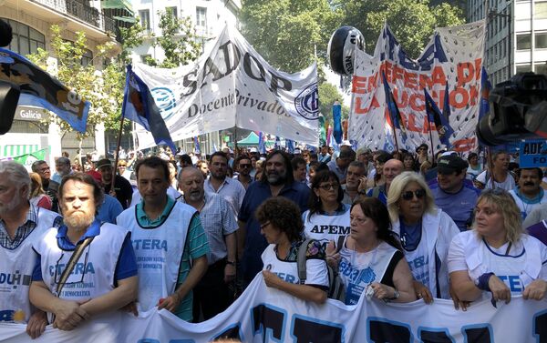 Protesta docente en la Avenida de Mayo de Buenos Aires, en reclamo de mejoras salariales - Sputnik Mundo