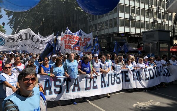 Protesta docente en la Avenida de Mayo de Buenos Aires, en reclamo de mejoras salariales - Sputnik Mundo