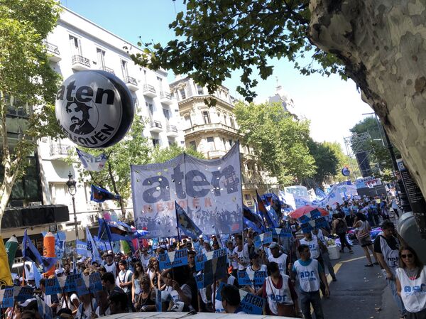 Protesta docente en la Avenida de Mayo de Buenos Aires, en reclamo de mejoras salariales Protesta docente en la Avenida de Mayo de Buenos Aires, en reclamo de mejoras salariales - Sputnik Mundo