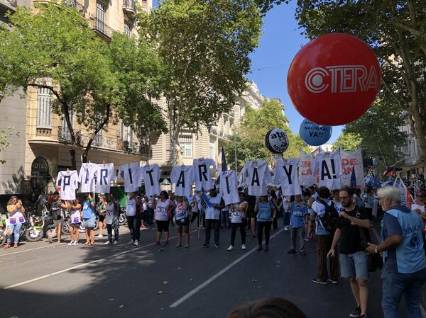 Protesta docente en la Avenida de Mayo de Buenos Aires, en reclamo de mejoras salariales Protesta docente en la Avenida de Mayo de Buenos Aires, en reclamo de mejoras salariales - Sputnik Mundo