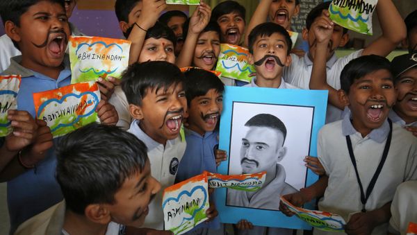 Los niños celebran la liberación del piloto militar indio Abhinandan Varthaman Los niños celebran la liberación del piloto militar indio Abhinandan Varthaman - Sputnik Mundo