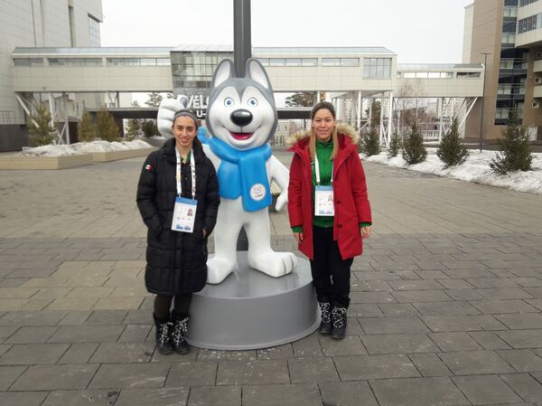 María Paula Dieck (i) y su entrenadora, Gabriela Juárez Pérez, en la Universiada de Krasnoyarsk - Sputnik Mundo