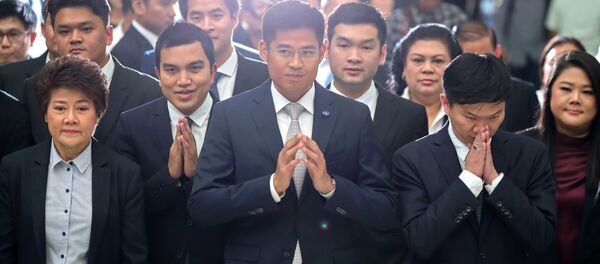 Los miembros del partido opositor Thai Raksa Chart llegan a la Corte en Bangkok, Tailandia - Sputnik Mundo