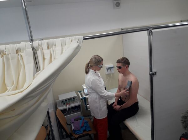 Una sesión de la terapia láser - Sputnik Mundo