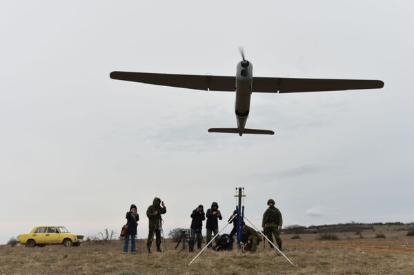 Preciosas y fuertes: así las militares rusas elevan al aire el dron Orlan-10 - Sputnik Mundo