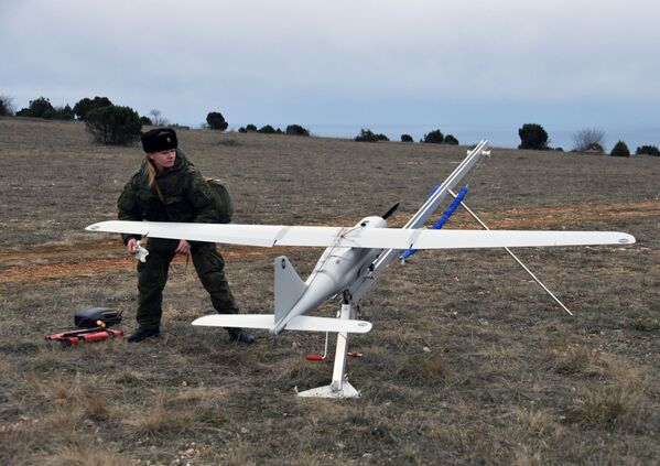 Preciosas y fuertes: así las militares rusas elevan al aire el dron Orlan-10 - Sputnik Mundo