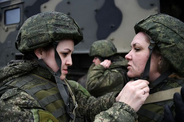 Preciosas y fuertes: así las militares rusas elevan al aire el dron Orlan-10 - Sputnik Mundo