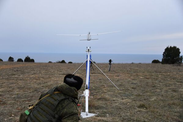 Preciosas y fuertes: así las militares rusas elevan al aire el dron Orlan-10 - Sputnik Mundo