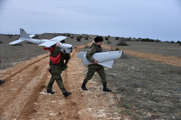 Preciosas y fuertes: así las militares rusas elevan al aire el dron Orlan-10 - Sputnik Mundo