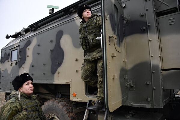 Preciosas y fuertes: así las militares rusas elevan al aire el dron Orlan-10 - Sputnik Mundo