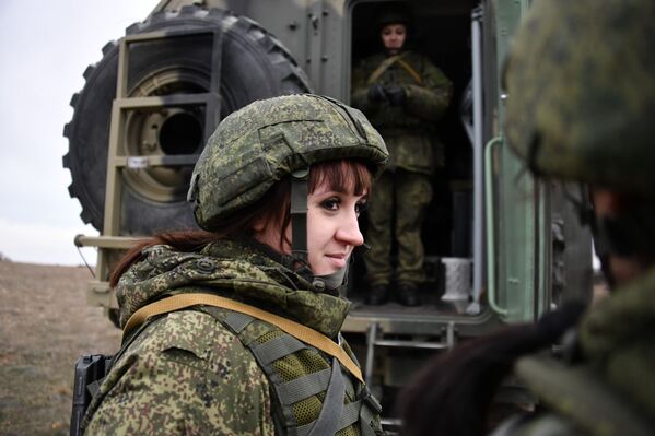 Preciosas y fuertes: así las militares rusas elevan al aire el dron Orlan-10 - Sputnik Mundo