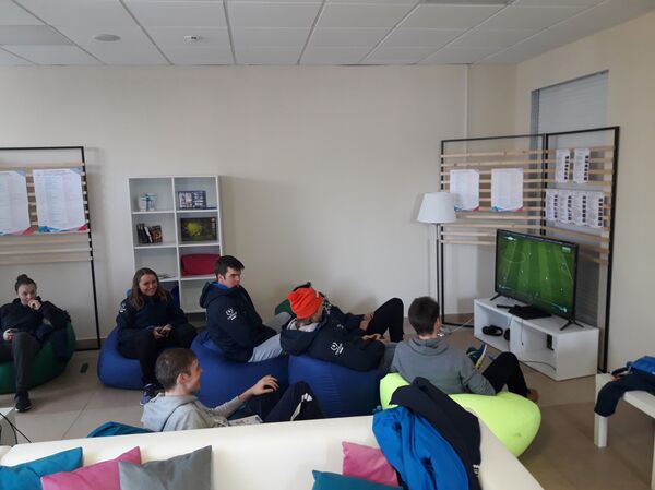 Atletas alemanes disfrutando de un videojuego - Sputnik Mundo