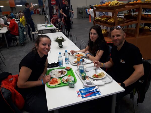 Atletas españoles en el comedor - Sputnik Mundo