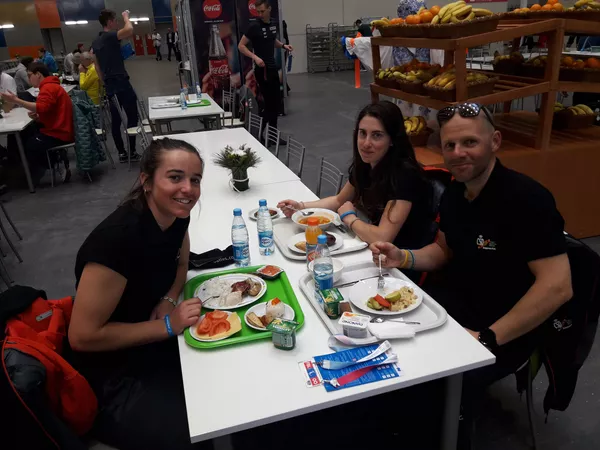Atletas españoles en el comedor Atletas españoles en el comedor - Sputnik Mundo