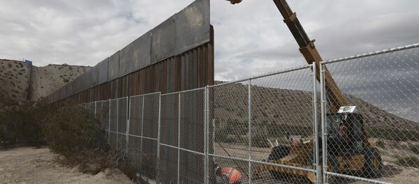 La construcción de una valla a lo largo de frontera de EEUU con México - Sputnik Mundo