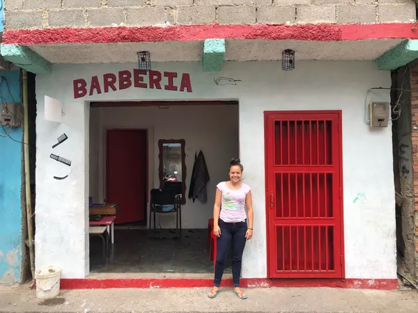 Adriana tiene 18 años y su propia peluquería. Hace tres años que es completamente independiente. Adriana tiene 18 años y su propia peluquería. Hace tres años que es completamente independiente. - Sputnik Mundo