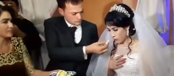 Un hombre golpea a su esposa en plena boda - Sputnik Mundo