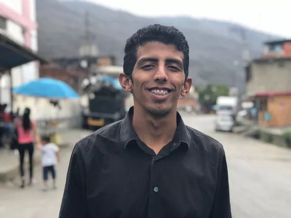 La Revolución Bolivariana me salvó de la calle, de la droga, del barrio, de la delincuencia. Muchos que empezaron como yo ya no están, dice Kenny, caraqueño de 23 años. La Revolución Bolivariana me salvó de la calle, de la droga, del barrio, de la delincuencia. Muchos que empezaron como yo ya no están, dice Kenny, caraqueño de 23 años. - Sputnik Mundo
