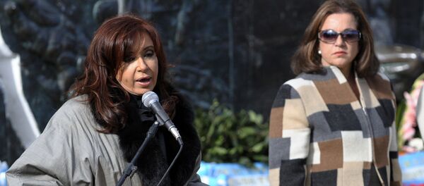 Las políticas argentinas Cristina Fernández (izda.) y Nilda Garré (drcha.) durante un ceremonia en el memorial de Ushuaia (Argentina), el 2 de abril de 2010 Las políticas argentinas Cristina Fernández (izda.) y Nilda Garré (drcha.) durante un ceremonia en el memorial de Ushuaia (Argentina), el 2 de abril de 2010 - Sputnik Mundo