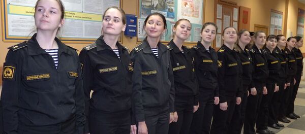 Las bellas jóvenes rusas que se preparan para ser marineras militares - Sputnik Mundo