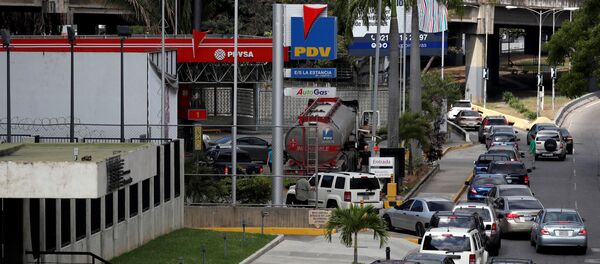 Filas para abastecer combustible en Caracas - Sputnik Mundo