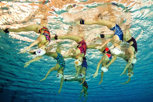 ¡Como peces en el agua! Así se entrena el equipo femenino ruso de natación sincronizada ¡Como peces en el agua! Así se entrena el equipo femenino ruso de natación sincronizada - Sputnik Mundo