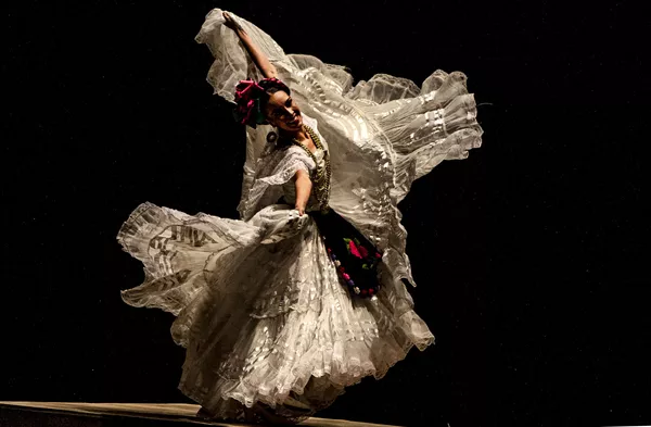 Bailarina del Ballet Folklórico de México de Amalia Hernández durante una presentación en el palacio de Bellas Artes. Bailarina del Ballet Folklórico de México de Amalia Hernández durante una presentación en el palacio de Bellas Artes. - Sputnik Mundo