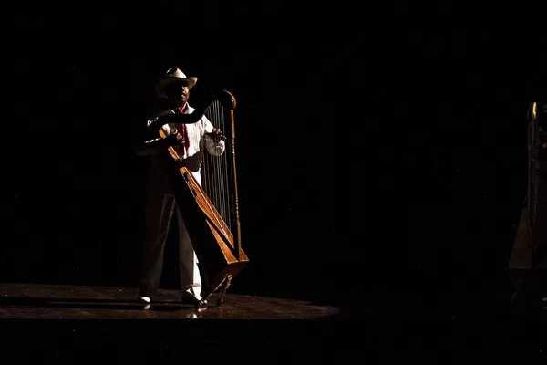 Músico tocando un solo de Arpa durante la presentación del Ballet Folklórico de México. Músico tocando un solo de Arpa durante la presentación del Ballet Folklórico de México. - Sputnik Mundo