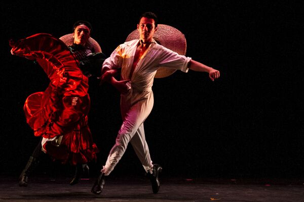 Bailarines del Ballet Folklórico de México de Amalia Hernández durante una presentación en el palacio de Bellas Artes. - Sputnik Mundo