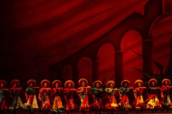 Bailarinas rinden tributo a las soldaderas de la Revolución Mexicana. - Sputnik Mundo