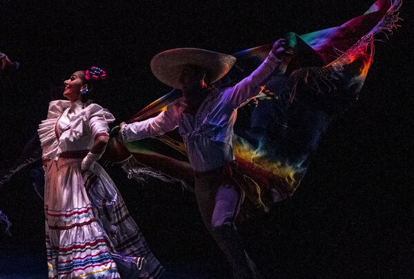 Bailarines del Ballet Folklórico de México de Amalia Hernández durante una presentación en el palacio de Bellas Artes. - Sputnik Mundo