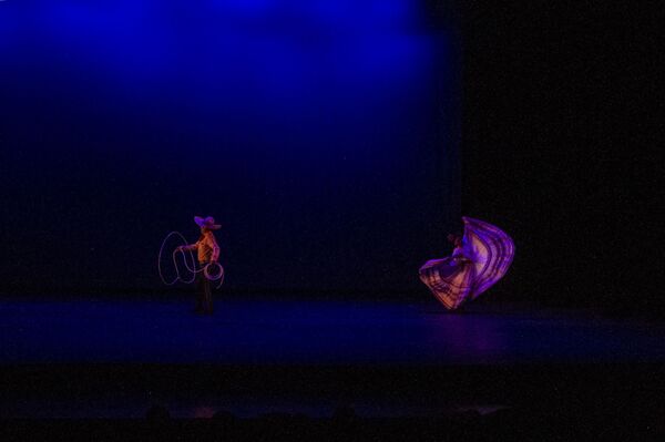 Bailarines representan las charrerías durante una presentación del Ballet Folklórico de México de Amalia Hernández. - Sputnik Mundo