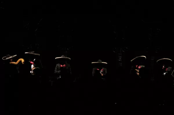 Músicos tocan mariachi durante la presentación del Ballet folklórico de México de Amalia Hernández. Músicos tocan mariachi durante la presentación del Ballet folklórico de México de Amalia Hernández. - Sputnik Mundo