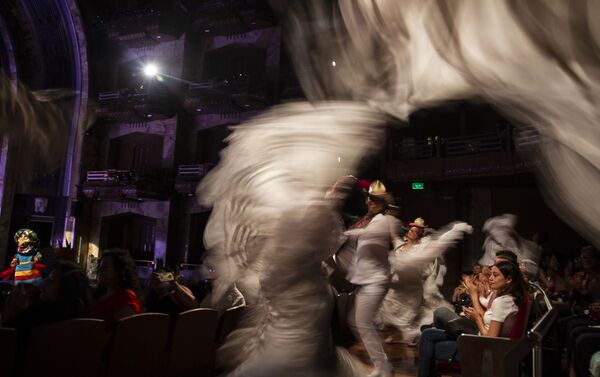 Bailarines del Ballet Folklórico de México de Amalia Hernández entre el público de Bellas Artes. - Sputnik Mundo