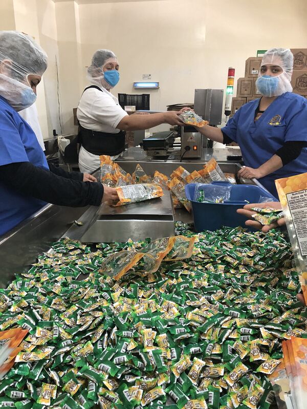 Fabricación de productos de la marca 'La Tía Trini' - Sputnik Mundo