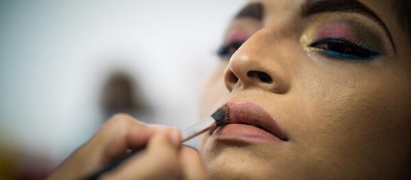 Un muxe se maquilla en Juchitán, México - Sputnik Mundo