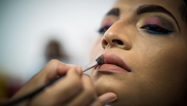 Un muxe se maquilla en Juchitán, México - Sputnik Mundo