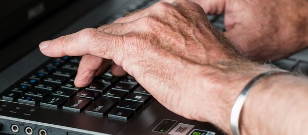Un hombre y un ordenador Un hombre y un ordenador - Sputnik Mundo