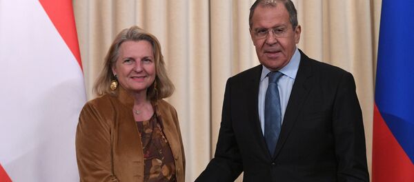 La ministra de Exteriores de Austria, Karin Kneissl, y su homólogo ruso, Serguéi Lavrov - Sputnik Mundo