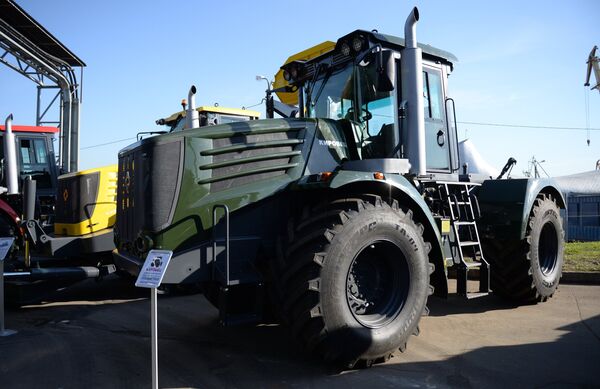 Un tractor Kirovets, una de las marcas de maquinaria que promocionó la delegación rusa en Argentina  - Sputnik Mundo