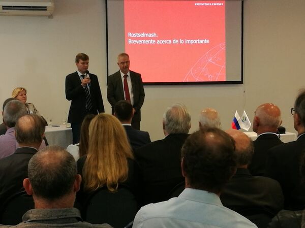 El jefe de la representación comercial de Rusia en Argentina, Serguéi Derkach, en la presentación de las empresas rusas de maquinaria especializada - Sputnik Mundo