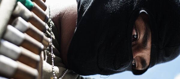 Guerrero. Policía comunitario de la Coordinadora Regional de Autoridades comunitarias convoca a una marcha con una radio móvil en la patrulla. Guerrero. Policía comunitario de la Coordinadora Regional de Autoridades comunitarias convoca a una marcha con una radio móvil en la patrulla. - Sputnik Mundo