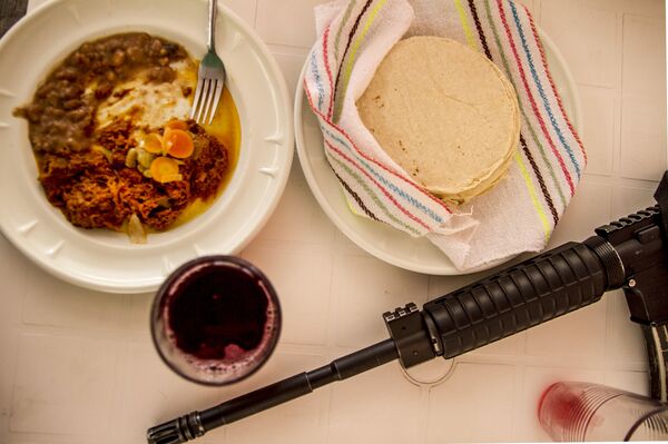 Paramilitares, autodefensas, policías comunitarias: así se diferencian los grupos armados en México (fotos) - Sputnik Mundo