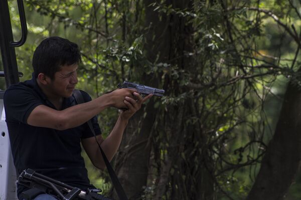 Paramilitares, autodefensas, policías comunitarias: así se diferencian los grupos armados en México (fotos) - Sputnik Mundo