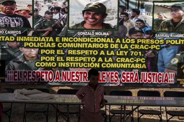 Paramilitares, autodefensas, policías comunitarias: así se diferencian los grupos armados en México (fotos) - Sputnik Mundo