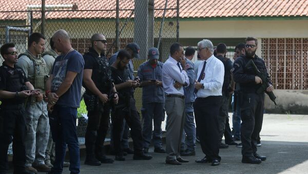 Policía cerca de la escuela en Suzano tras el tiroteo - Sputnik Mundo